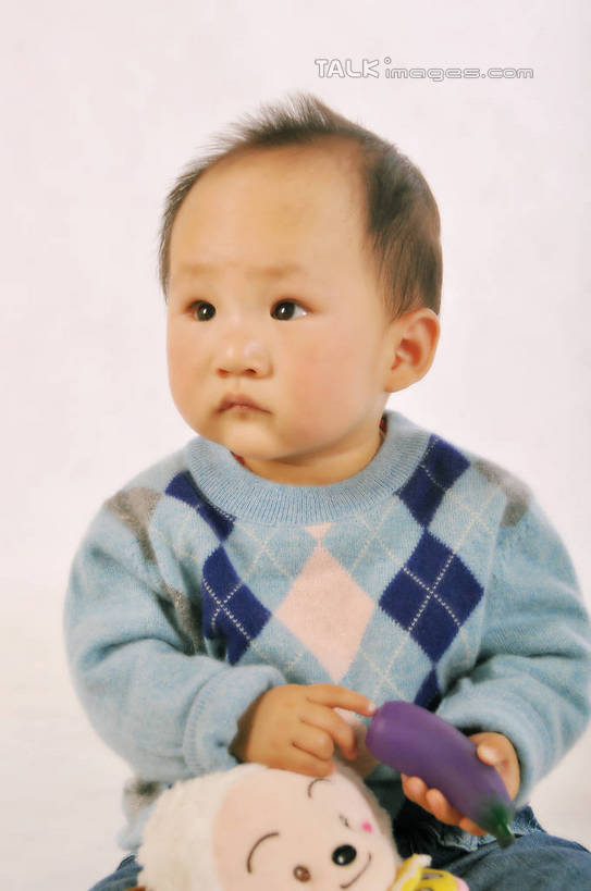 东方人,婴儿,儿童,头发,一个人,竖图,室内,白天,正面,毛衣,纯洁,茄子,蔬菜,玩具,亚洲,仅一个人,握,粉色背景,新鲜,格子,娃娃,玩偶,食品,拿,拿着,注视,黄种人,食物,小孩,蓝色,黑色,观察,看,可爱,凝视,握着,摄影,活泼,有机食品,绿色食品,影棚,观看,察看,毛发,关注,喜羊羊,乌黑,宝宝,纯真,烂漫,无邪,伶俐,天真,男孩,亚洲人,孩子,落苏,酪酥,昆仑瓜,矮瓜,半身,彩图,影棚拍摄,绒衣,套衫,套头毛衣,线衣,拍摄,shsc1