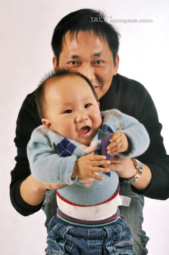 婴儿,儿童,头发,两个人,家庭,父亲,举,抱,笑,微笑,露齿笑,竖图,室内,白天,正面,毛衣,纯洁,茄子,蔬菜,握,粉色背景,服装,裤子,新鲜,时间,格子,手表,食品,拿,拿着,牛仔裤,休闲裤,休闲装,食物,小孩,衣服,蓝色,黑色,托,张嘴,休闲,温暖,温馨,一家人,休闲服,表,父爱,可爱,童年,童趣,握着,摄影,服饰,活泼,有机食品,绿色食品,影棚,抱着,和睦,毛发,搂着,劳力士,儿童装,宝宝,张大嘴巴,童真,纯真,烂漫,无邪,伶俐,天真,男人,男性,年轻男性,孩子,年轻人,张开嘴,落苏,酪酥,昆仑瓜,矮瓜,搂,半身,彩图,影棚拍摄,绒衣,套衫,套头毛衣,线衣,拍摄,融洽,短发,shsc1