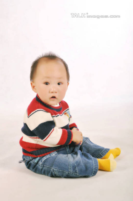 东方人,婴儿,儿童,头发,一个人,坐,竖图,室内,白天,正面,毛衣,纯洁,茄子,蔬菜,亚洲,仅一个人,握,粉色背景,惊讶,新鲜,格子,食品,拿,拿着,注视,黄种人,袜子,食物,小孩,黄色,红色,黑色,观察,看,张嘴,可爱,凝视,握着,摄影,活泼,有机食品,绿色食品,影棚,观看,惊奇,察看,毛发,关注,乌黑,宝宝,张大嘴巴,纯真,烂漫,无邪,伶俐,天真,男孩,亚洲人,孩子,张开嘴,落苏,酪酥,昆仑瓜,矮瓜,坐着,彩图,全身,影棚拍摄,绒衣,套衫,套头毛衣,线衣,拍摄,shsc1