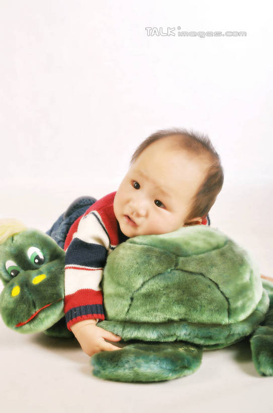 东方人,婴儿,儿童,头发,一个人,竖图,室内,白天,正面,毛衣,纯洁,玩具,亚洲,仅一个人,握,粉色背景,格子,娃娃,玩偶,拿,拿着,注视,黄种人,小孩,红色,黑色,观察,看,趴着,张嘴,可爱,凝视,握着,摄影,活泼,影棚,观看,察看,毛发,关注,绿毛龟,乌黑,宝宝,张大嘴巴,纯真,烂漫,无邪,乌龟,伶俐,天真,男孩,亚洲人,孩子,张开嘴,趴,半身,彩图,影棚拍摄,绒衣,套衫,套头毛衣,线衣,拍摄,shsc1