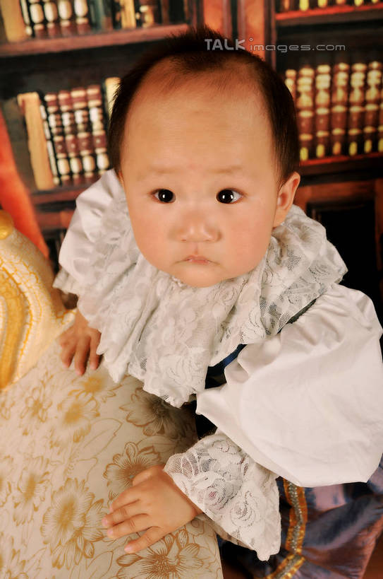 东方人,婴儿,儿童,头发,一个人,站,竖图,俯视,室内,白天,戏服,纯洁,窗帘,家具,书架,书籍,椅子,亚洲,仅一个人,粉色背景,花纹,黄种人,座椅,小孩,红色,白色,黑色,帘子,扶,站着,靠椅,书橱,可爱,摄影,活泼,影棚,毛发,贵族,宝宝,纯真,烂漫,无邪,伶俐,天真,男孩,亚洲人,孩子,书,站立,半身,彩图,高角度拍摄,影棚拍摄,拍摄,金边,shsc1