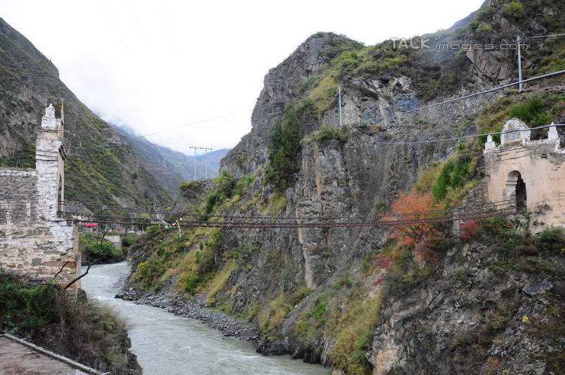无人,横图,室外,白天,正面,旅游,度假,草地,草坪,河流,石头,美景,山,山脉,树林,水,植物,雾,叶子,金属制品,中国,亚洲,朦胧,模糊,金属,石子,墙,河水,景观,山峰,水花,水流,山峦,娱乐,墙壁,墙面,草,树,树木,绿色,天空,自然,群山,天,享受,休闲,景色,放松,铁链,四川省,生长,成长,链条,迷雾,自然风光,东亚,铁索,四川,阿坝,中华人民共和国,西南地区,阿坝藏族羌族自治州,阿坝州,川,理县,米亚罗,米亚罗风景区,叶,叶片,石块,岩石,彩图,shsgf1