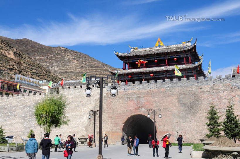 东方人,背部,栏杆,走,横图,室外,白天,正面,旅游,度假,名胜古迹,树林,植物,门,标志建筑,地标,建筑,路灯,汽车,旗帜,照明,中国,亚洲,许多,游客,游人,阴影,遗迹,飘扬,光线,影子,墙,云,云朵,古城,围栏,灯光,地面,许多人,云彩,黄种人,古迹,文物,娱乐,建设,城墙,古建筑,护栏,旅客,墙壁,墙面,车,灯,树,树木,蓝色,绿色,白云,蓝天,天空,阳光,自然,门框,交通工具,轿车,天,行驶,一群人,享受,休闲,旅游胜地,放松,四川省,生长,成长,照亮,照明设备,古文明,东亚,四川,阿坝,中华人民共和国,西南地区,阿坝藏族羌族自治州,阿坝州,川,松潘古城,松潘县,男人,男性,年轻男性,年轻女性,女人,女性,亚洲人,步行,散步,走路,彩图,全身,shsgf1