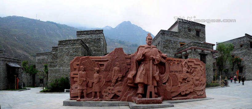 东方人,家,站,横图,室外,白天,正面,旅游,度假,名胜古迹,植物,雾,标志建筑,地标,建筑,雕塑,中国,亚洲,游客,游人,朦胧,模糊,遗迹,艺术,装饰,雕刻,雕像,房屋,墙,屋子,建筑群,许多人,黄种人,古迹,文化,文物,娱乐,建设,古建筑,石雕,旅客,民居,墙壁,墙面,住宅,树,树木,红色,绿色,天空,自然,工艺品,天,站着,一群人,享受,休闲,旅游胜地,放松,四川省,生长,成长,纪念,美术,迷雾,主题,陈列,古文明,东亚,四川,阿坝,中华人民共和国,西南地区,功能,美学,民族文化,阿坝藏族羌族自治州,阿坝州,川,理县,米亚罗,米亚罗风景区,桃坪羌寨,男人,男性,年轻男性,年轻女性,女人,女性,亚洲人,站立,彩图,全身,房子,shsgf1