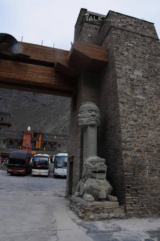 无人,家,竖图,室外,白天,正面,旅游,度假,名胜古迹,门,标志建筑,地标,建筑,汽车,中国,亚洲,三辆,停靠,遗迹,房屋,墙,屋子,建筑群,古迹,文化,文物,娱乐,建设,古建筑,民居,墙壁,墙面,住宅,车,天空,门框,交通工具,天,享受,休闲,旅游胜地,放松,四川省,古文明,东亚,四川,阿坝,中华人民共和国,西南地区,民族文化,阿坝藏族羌族自治州,阿坝州,川,理县,米亚罗,米亚罗风景区,桃坪羌寨,彩图,房子,shsgf1