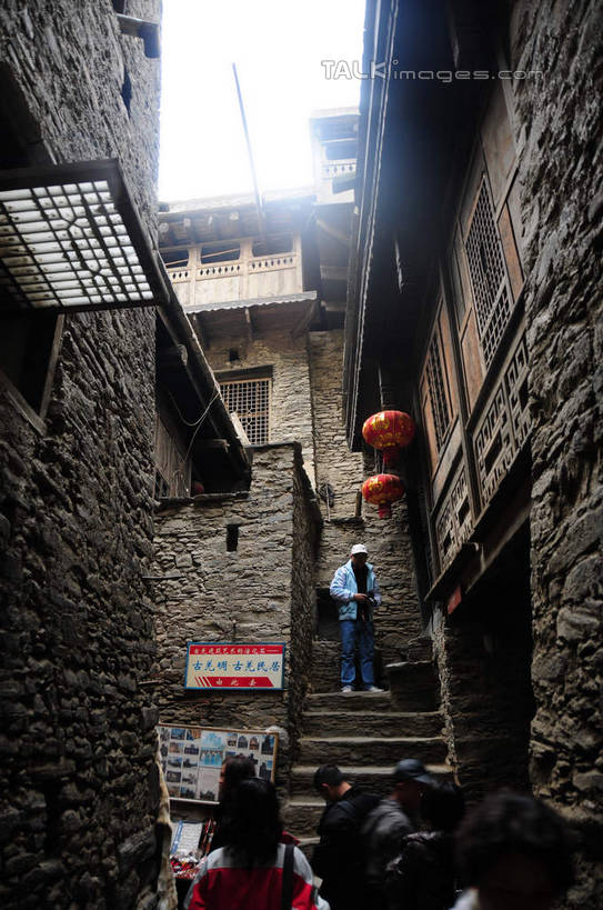 东方人,背部,家,站,竖图,照片,室外,白天,正面,旅游,度假,名胜古迹,楼梯,标志建筑,地标,建筑,中国,亚洲,游客,游人,阴影,遗迹,光线,灯笼,影子,房屋,阶梯,墙,屋子,建筑群,许多人,黄种人,古迹,文化,文物,娱乐,建设,古建筑,旅客,民居,墙壁,墙面,台阶,住宅,天空,天,站着,一群人,享受,休闲,旅游胜地,放松,摄影,四川省,古文明,东亚,四川,阿坝,中华人民共和国,西南地区,民族文化,阿坝藏族羌族自治州,阿坝州,川,理县,米亚罗,米亚罗风景区,桃坪羌寨,男人,男性,年轻男性,年轻女性,女人,女性,亚洲人,相片,站立,半身,彩图,拍摄,照相,房子,shsgf1