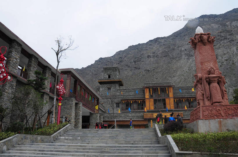 东方人,家,站,横图,室外,白天,仰视,旅游,度假,名胜古迹,植物,楼梯,标志建筑,地标,建筑,路灯,照明,雕塑,中国,亚洲,游客,游人,遗迹,艺术,装饰,雕刻,雕像,房屋,阶梯,墙,屋子,建筑群,灯光,许多人,黄种人,古迹,文化,文物,娱乐,建设,古建筑,石雕,旅客,民居,墙壁,墙面,台阶,住宅,灯,树,树木,绿色,天空,自然,工艺品,天,站着,一群人,享受,休闲,旅游胜地,放松,四川省,生长,成长,纪念,照亮,美术,照明设备,主题,陈列,古文明,东亚,四川,阿坝,中华人民共和国,西南地区,功能,美学,民族文化,阿坝藏族羌族自治州,阿坝州,川,理县,米亚罗,米亚罗风景区,桃坪羌寨,男人,男性,年轻男性,年轻女性,女人,女性,亚洲人,站立,彩图,低角度拍摄,全身,房子,shsgf1