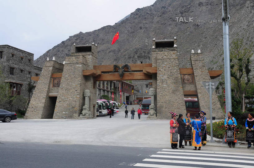 东方人,背部,家,站,横图,室外,白天,正面,旅游,度假,名胜古迹,植物,门,标志建筑,地标,建筑,路灯,人行横道,汽车,旗帜,国旗,照明,中国,亚洲,三辆,游客,游人,停靠,阴影,遗迹,飘扬,光线,影子,房屋,墙,屋子,建筑群,人行道,灯光,许多人,黄种人,古迹,文化,文物,娱乐,建设,古建筑,旅客,民居,墙壁,墙面,住宅,车,灯,树,树木,红色,绿色,天空,阳光,自然,门框,交通工具,天,站着,一群人,享受,休闲,旅游胜地,放松,四川省,生长,成长,照亮,照明设备,人行横道线,古文明,东亚,四川,阿坝,中华人民共和国,西南地区,民族文化,阿坝藏族羌族自治州,阿坝州,川,理县,米亚罗,米亚罗风景区,桃坪羌寨,男人,男性,年轻男性,年轻女性,女人,女性,亚洲人,旗,斑马线,站立,彩图,全身,房子,shsgf1