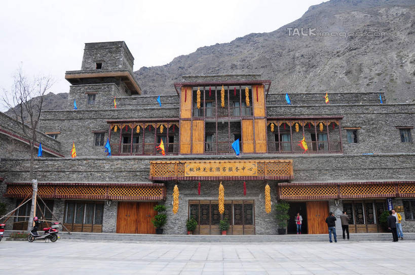 东方人,背部,家,站,横图,室外,白天,正面,旅游,度假,名胜古迹,植物,窗户,门,标志建筑,地标,建筑,指示牌,摩托车,旗帜,中国,亚洲,许多,游客,游人,遗迹,飘扬,标志,文字,房屋,墙,屋子,建筑群,地面,许多人,黄种人,古迹,文化,文物,娱乐,标识,建设,古建筑,旅客,民居,玻璃窗,墙壁,墙面,住宅,车,树,树木,黄色,绿色,天空,自然,门框,交通工具,天,站着,一群人,享受,休闲,汉字,旅游胜地,放松,四川省,生长,成长,中文,古文明,东亚,四川,阿坝,中华人民共和国,西南地区,民族文化,阿坝藏族羌族自治州,阿坝州,川,理县,米亚罗,米亚罗风景区,桃坪羌寨,男人,男性,年轻男性,年轻女性,女人,女性,亚洲人,站立,彩图,全身,房子,shsgf1