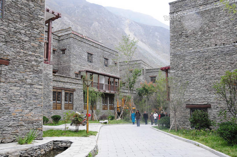 东方人,家,站,横图,室外,白天,正面,旅游,度假,名胜古迹,植物,标志建筑,地标,建筑,中国,亚洲,游客,游人,遗迹,房屋,墙,屋子,建筑群,许多人,黄种人,古迹,文化,文物,娱乐,建设,古建筑,旅客,民居,墙壁,墙面,住宅,树,树木,绿色,自然,站着,一群人,享受,休闲,旅游胜地,放松,四川省,生长,成长,古文明,东亚,四川,阿坝,中华人民共和国,西南地区,民族文化,阿坝藏族羌族自治州,阿坝州,川,理县,米亚罗,米亚罗风景区,桃坪羌寨,男人,男性,年轻男性,年轻女性,女人,女性,亚洲人,站立,彩图,全身,房子,shsgf1