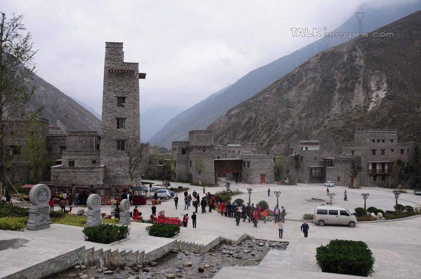 东方人,家,站,横图,俯视,室外,白天,旅游,度假,名胜古迹,植物,楼梯,标志建筑,地标,建筑,汽车,中国,亚洲,游客,游人,停靠,阴影,遗迹,光线,影子,房屋,阶梯,墙,屋子,建筑群,面包车,许多人,黄种人,古迹,文化,文物,娱乐,建设,古建筑,旅客,民居,墙壁,墙面,台阶,住宅,车,树,树木,绿色,天空,阳光,自然,交通工具,轿车,天,站着,一群人,享受,休闲,旅游胜地,放松,四川省,生长,成长,古文明,东亚,四川,阿坝,中华人民共和国,西南地区,民族文化,阿坝藏族羌族自治州,阿坝州,川,理县,米亚罗,米亚罗风景区,桃坪羌寨,男人,男性,年轻男性,年轻女性,女人,女性,亚洲人,站立,彩图,高角度拍摄,全身,房子,shsgf1