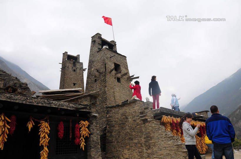 东方人,家,站,横图,室外,白天,旅游,度假,玉米,名胜古迹,标志建筑,地标,建筑,辣椒,旗帜,国旗,中国,亚洲,许多,悬挂,遗迹,飘扬,棒子,房屋,墙,屋子,建筑群,玉蜀黍,许多人,注视,黄种人,古迹,文化,文物,娱乐,红旗,建设,古建筑,五星红旗,民居,墙壁,墙面,住宅,背面,红色,看,站着,一群人,享受,休闲,旅游胜地,放松,四川省,苞米,关注,苞芦,古文明,东亚,辣角,红海椒,大椒,辣虎,广椒,苞谷,四川,阿坝,中华人民共和国,西南地区,包谷,大蜀黍,番麦,薏米包,玉高粱,玉麦,珍珠米,民族文化,阿坝藏族羌族自治州,阿坝州,川,理县,米亚罗,米亚罗风景区,桃坪羌寨,男人,男性,年轻男性,年轻女性,女人,女性,亚洲人,旗,辣子,红辣椒,海椒,番椒,抬头,仰头,站立,半身,彩图,房子,shsgf1