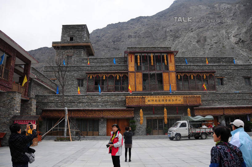 东方人,家,站,横图,室外,白天,正面,旅游,度假,名胜古迹,标志建筑,地标,建筑,卡车,汽车,中国,亚洲,游客,游人,遗迹,房屋,墙,屋子,建筑群,地面,许多人,黄种人,古迹,文化,文物,娱乐,建设,古建筑,旅客,民居,墙壁,墙面,住宅,车,交通工具,站着,一群人,享受,休闲,旅游胜地,放松,四川省,古文明,东亚,四川,阿坝,中华人民共和国,西南地区,民族文化,阿坝藏族羌族自治州,阿坝州,川,理县,米亚罗,米亚罗风景区,桃坪羌寨,男人,男性,年轻男性,年轻女性,女人,女性,亚洲人,站立,彩图,全身,房子,shsgf1