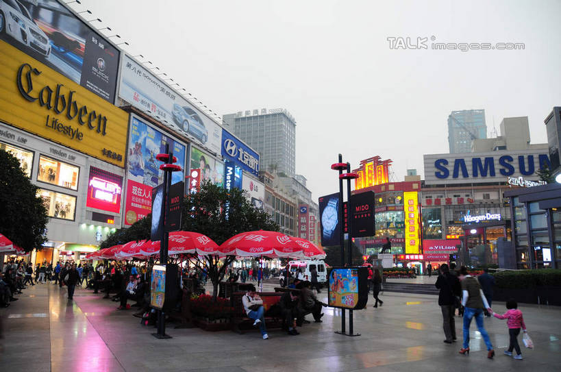 东方人,儿童,背部,家,站,走,横图,室外,白天,正面,旅游,度假,纯洁,美景,城市风光,城市,道路,建筑,街道,路,路灯,指示牌,公路,照明,中国,亚洲,许多,英文,标志,文字,字符,字母,房屋,屋子,景观,公寓,建筑群,灯光,交通,许多人,黄种人,娱乐,标识,建设,洋房,楼房,住宅,灯,小孩,天空,天,站着,一群人,享受,休闲,汉字,景色,放松,可爱,童年,童趣,四川省,英文字母,照亮,照明设备,中文,童真,东亚,烂漫,无邪,四川,成都,成都市,中华人民共和国,省会,西南地区,春熙路,川,天真,男人,男性,年轻男性,年轻女性,女孩,女人,女性,亚洲人,孩子,马路,步行,散步,站立,走路,彩图,全身,房子,女生,shsgf1