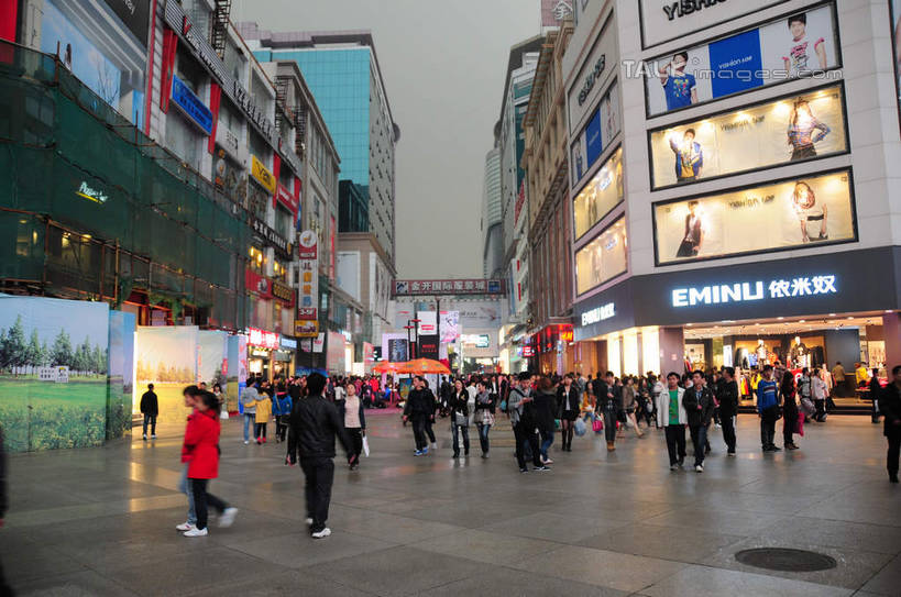 东方人,家,站,走,横图,室外,白天,正面,旅游,度假,美景,城市风光,城市,道路,建筑,街道,路,路灯,指示牌,公路,照明,中国,亚洲,许多,英文,标志,文字,字符,字母,房屋,屋子,景观,公寓,建筑群,灯光,交通,许多人,黄种人,娱乐,标识,建设,洋房,楼房,住宅,灯,天空,天,站着,一群人,享受,休闲,汉字,景色,放松,四川省,英文字母,照亮,照明设备,中文,东亚,四川,成都,成都市,中华人民共和国,省会,西南地区,春熙路,川,男人,男性,年轻男性,年轻女性,女人,女性,亚洲人,马路,步行,散步,站立,走路,彩图,全身,房子,shsgf1