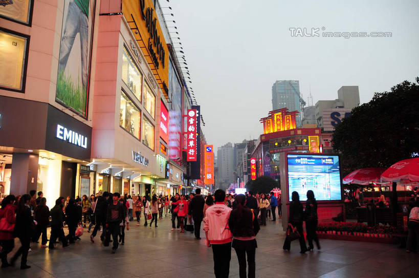 东方人,背部,家,站,走,横图,室外,白天,正面,旅游,度假,显示器,美景,城市风光,城市,道路,建筑,街道,路,路灯,指示牌,公路,照明,中国,亚洲,许多,英文,标志,屏幕,文字,字符,字母,房屋,屋子,景观,公寓,建筑群,灯光,交通,许多人,黄种人,娱乐,标识,显示屏,建设,洋房,楼房,住宅,灯,天空,天,站着,一群人,享受,休闲,汉字,景色,放松,四川省,英文字母,照亮,照明设备,中文,输出设备,东亚,四川,成都,成都市,中华人民共和国,省会,西南地区,春熙路,川,男人,男性,年轻男性,年轻女性,女人,女性,亚洲人,马路,步行,散步,站立,走路,彩图,全身,房子,shsgf1