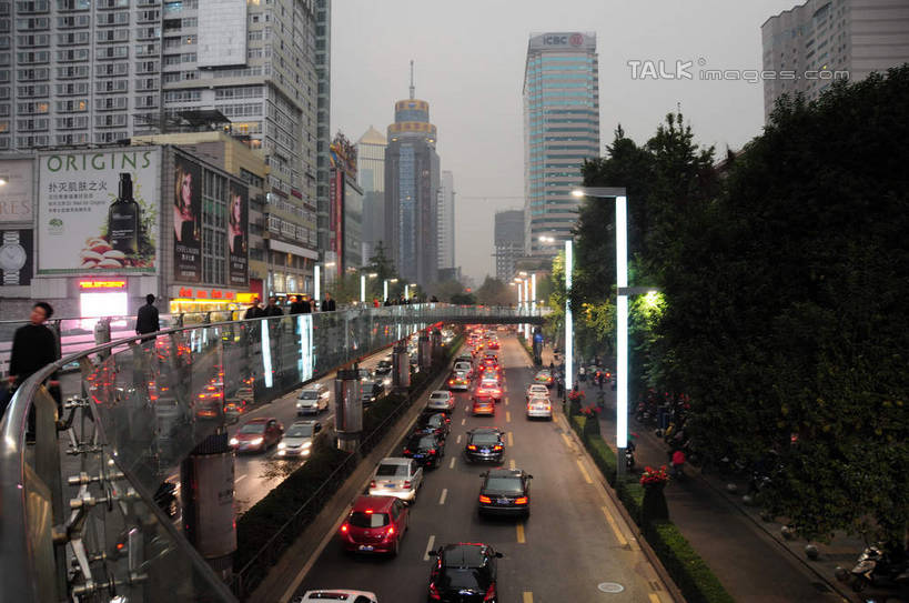 无人,高楼大厦,栏杆,横图,俯视,室外,白天,度假,美景,植物,城市风光,城市,大厦,道路,建筑,路,路灯,摩天大楼,公路,汽车,照明,中国,亚洲,许多,景观,建筑群,围栏,灯光,交通,娱乐,建设,护栏,车,灯,树,树木,绿色,自然,交通工具,轿车,行驶,享受,休闲,景色,放松,四川省,生长,成长,照亮,照明设备,东亚,四川,成都,成都市,中华人民共和国,省会,西南地区,春熙路,川,马路,彩图,高角度拍摄,大楼,高层建筑,高楼,摩天楼,shsgf1
