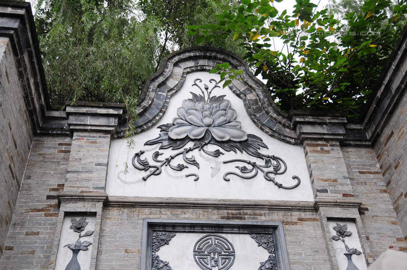 无人,横图,室外,白天,仰视,旅游,度假,名胜古迹,树林,植物,标志建筑,地标,建筑,雕塑,中国,亚洲,花纹,遗迹,艺术,装饰,雕刻,雕像,图案,墙,建筑群,古迹,文物,娱乐,建设,古建筑,石雕,墙壁,墙面,树,树木,绿色,自然,工艺品,享受,休闲,旅游胜地,放松,四川省,生长,成长,纪念,美术,主题,陈列,古文明,东亚,四川,成都,成都市,中华人民共和国,省会,西南地区,功能,美学,川,锦里,彩图,低角度拍摄,shsgf1