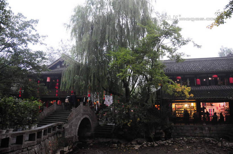 东方人,站,横图,室外,白天,正面,旅游,度假,河流,石头,名胜古迹,水,植物,标志建筑,地标,建筑,中国,亚洲,一座,遗迹,石子,河水,水流,建筑群,桥,许多人,黄种人,古迹,文物,娱乐,建设,古建筑,石桥,拱桥,树,树木,绿色,天空,自然,天,站着,一群人,享受,休闲,旅游胜地,放松,四川省,拱形,生长,成长,人行桥,石拱桥,古文明,东亚,四川,成都,成都市,中华人民共和国,省会,西南地区,川,锦里,男人,男性,年轻男性,年轻女性,女人,女性,亚洲人,石块,站立,彩图,全身,shsgf1