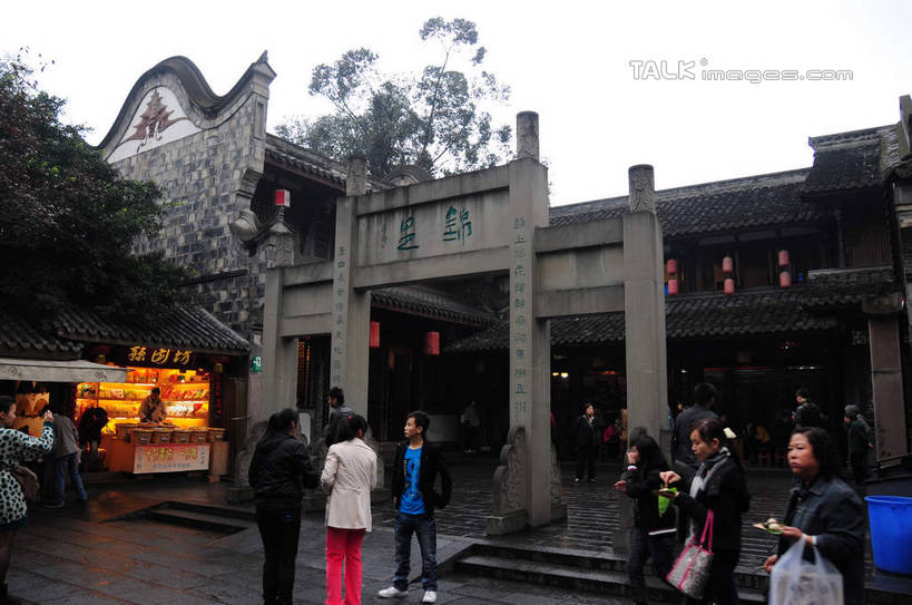 东方人,站,横图,室外,白天,正面,旅游,度假,名胜古迹,植物,窗户,门,标志建筑,地标,建筑,指示牌,中国,亚洲,许多,悬挂,遗迹,标志,灯笼,文字,建筑群,许多人,黄种人,古迹,文物,娱乐,标识,建设,古建筑,玻璃窗,树,树木,绿色,天空,自然,门框,天,站着,一群人,享受,休闲,汉字,旅游胜地,放松,四川省,生长,成长,中文,古文明,东亚,四川,成都,成都市,中华人民共和国,省会,西南地区,川,锦里,男人,男性,年轻男性,年轻女性,女人,女性,亚洲人,站立,彩图,全身,shsgf1