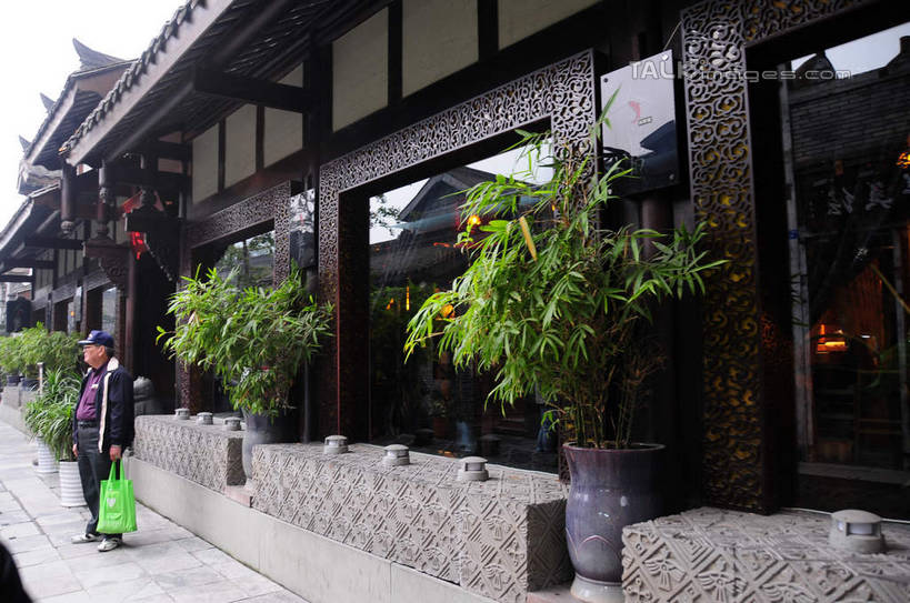 东方人,一个人,站,横图,室外,白天,侧面,购物,旅游,度假,消费,名胜古迹,植物,窗户,标志建筑,道路,地标,建筑,街道,路,公路,袋子,中国,亚洲,仅一个男性,仅一个人,握,阴影,遗迹,光线,包装袋,盆栽,手提袋,影子,房屋,屋子,建筑群,购物袋,盆景,地面,交通,拿,拎,拿着,黄种人,古迹,文化,文物,娱乐,建设,传统,古建筑,民居,玻璃窗,绿色,天空,阳光,自然,天,站着,仅一个老年男性,享受,休闲,旅游胜地,放松,握着,金融,四川省,生长,成长,购买,古朴,贸易,古文明,东亚,四川,成都,成都市,中华人民共和国,省会,西南地区,民族文化,川,宽窄巷子,老年男性,男人,男性,亚洲人,马路,站立,彩图,全身,房子,拎着,shsgf1