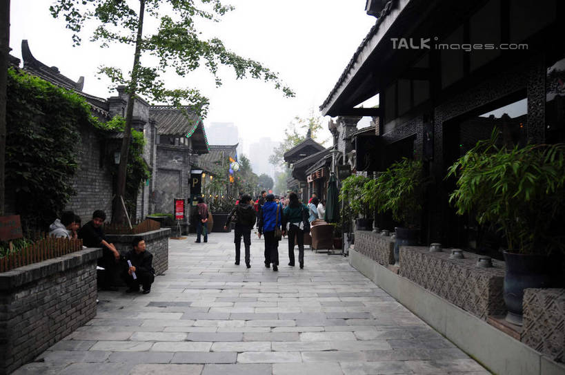 东方人,背部,站,走,蹲,横图,室外,白天,正面,旅游,度假,名胜古迹,植物,标志建筑,道路,地标,建筑,街道,路,公路,中国,亚洲,游客,游人,阴影,遗迹,光线,盆栽,影子,房屋,屋子,建筑群,盆景,地面,交通,许多人,黄种人,古迹,文化,文物,娱乐,建设,传统,古建筑,旅客,民居,绿色,天空,阳光,自然,天,站着,一群人,享受,休息,休闲,旅游胜地,放松,四川省,生长,成长,古朴,古文明,东亚,四川,成都,成都市,中华人民共和国,省会,西南地区,民族文化,歇息,川,宽窄巷子,男人,男性,年轻男性,年轻女性,女人,女性,亚洲人,马路,步行,蹲着,散步,站立,走路,彩图,全身,房子,shsgf1