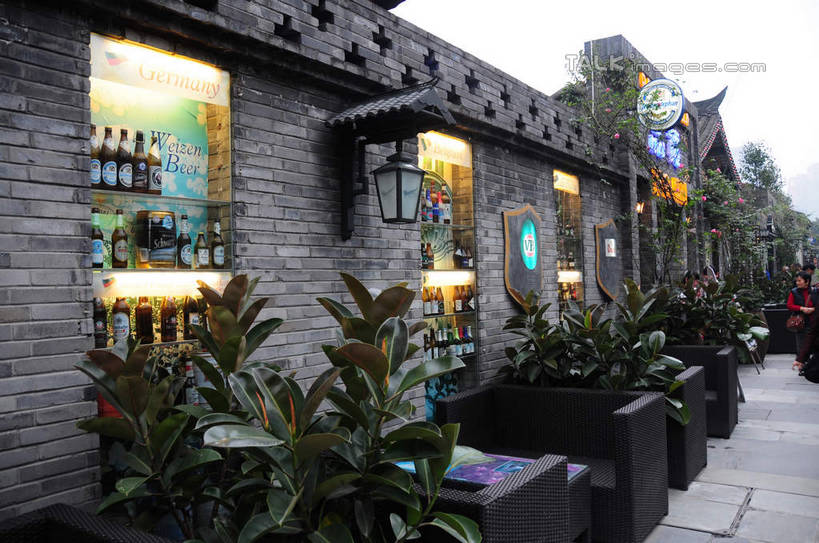 无人,酒吧,横图,室外,白天,正面,旅游,度假,名胜古迹,植物,柜子,沙发,桌面,桌子,标志建筑,橱窗,道路,地标,建筑,街道,路,路灯,公路,照明,中国,亚洲,一排,许多,遗迹,整齐,盆栽,房屋,墙,屋子,建筑群,灯光,盆景,交通,古迹,文化,文物,娱乐,建设,藤制,传统,古建筑,民居,墙壁,墙面,玻璃制品,灯,酒瓶,排列,绿色,自然,玻璃瓶,瓶子,橱柜,享受,休闲,展示,旅游胜地,放松,四川省,生长,成长,照亮,藤制品,照明设备,队列,古朴,销售,古文明,东亚,四川,成都,成都市,中华人民共和国,省会,西南地区,民族文化,川,宽窄巷子,马路,彩图,房子,酒吧间,酒馆,shsgf1