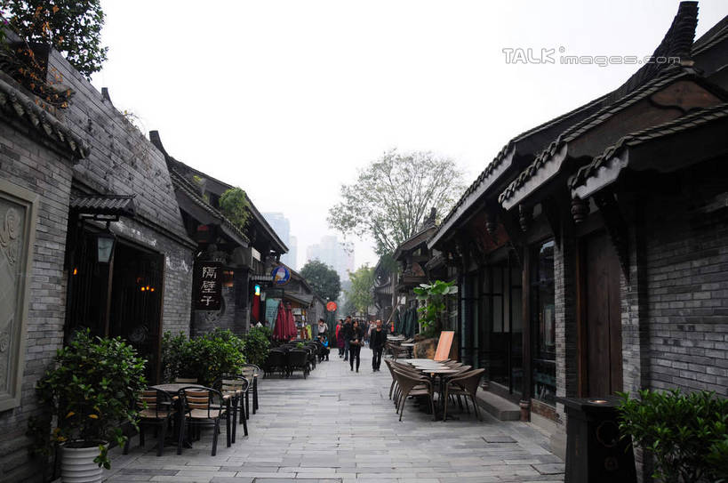 东方人,走,横图,室外,白天,正面,旅游,度假,名胜古迹,植物,桌面,桌子,标志建筑,道路,地标,建筑,街道,路,公路,椅子,中国,亚洲,一排,许多,游客,游人,遗迹,整齐,盆栽,房屋,屋子,建筑群,盆景,交通,许多人,黄种人,古迹,文化,文物,娱乐,建设,藤制,露天,传统,古建筑,旅客,民居,排列,绿色,天空,自然,天,一群人,享受,休闲,旅游胜地,放松,四川省,生长,成长,藤制品,队列,古朴,咖啡店,古文明,东亚,四川,成都,成都市,中华人民共和国,省会,西南地区,民族文化,川,宽窄巷子,男人,男性,年轻男性,年轻女性,女人,女性,亚洲人,马路,步行,散步,走路,彩图,全身,房子,咖啡馆,shsgf1