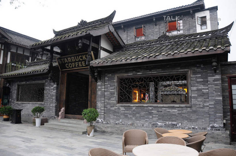 无人,横图,室外,白天,仰视,旅游,度假,名胜古迹,植物,窗户,门,沙发,桌面,桌子,标志建筑,道路,地标,建筑,街道,路,指示牌,公路,中国,亚洲,许多,遗迹,标志,盆栽,瓦片,文字,房屋,阶梯,墙,屋顶,屋檐,屋子,建筑群,盆景,地面,交通,顶棚,古迹,文化,文物,娱乐,标识,建设,藤制,传统,古建筑,招牌,檐,民居,墙壁,墙面,台阶,绿色,天空,自然,门框,天,享受,休闲,汉字,旅游胜地,放松,四川省,生长,成长,藤制品,中文,古朴,咖啡店,古文明,东亚,四川,成都,成都市,中华人民共和国,省会,西南地区,民族文化,川,宽窄巷子,马路,彩图,低角度拍摄,房子,咖啡馆,shsgf1