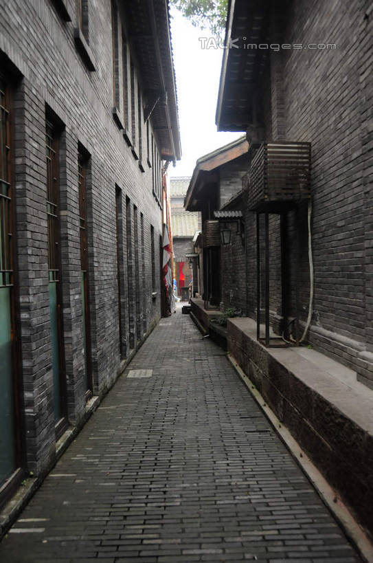 无人,竖图,室外,白天,正面,旅游,度假,名胜古迹,窗户,门,标志建筑,道路,地标,建筑,街道,路,公路,中国,亚洲,遗迹,瓦片,房屋,墙,屋檐,屋子,建筑群,地面,交通,古迹,文化,文物,娱乐,建设,传统,古建筑,檐,民居,墙壁,墙面,空调,天空,门框,天,享受,休闲,旅游胜地,放松,四川省,一台,固定,古朴,古文明,东亚,四川,成都,成都市,中华人民共和国,省会,西南地区,民族文化,川,宽窄巷子,马路,彩图,房子,shsgf1