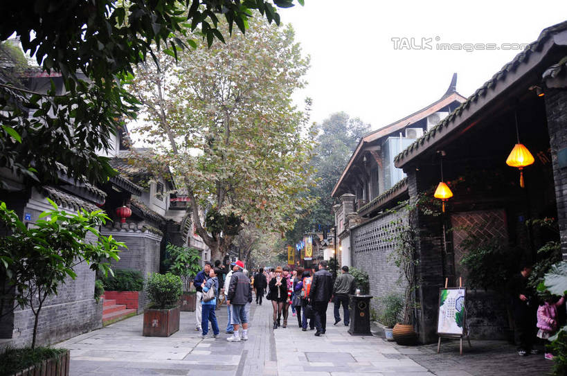 东方人,背部,走,横图,室外,白天,正面,旅游,度假,名胜古迹,植物,标志建筑,道路,地标,建筑,街道,路,公路,中国,亚洲,游客,游人,遗迹,盆栽,瓦片,房屋,墙,屋檐,屋子,建筑群,围墙,盆景,地面,交通,许多人,黄种人,古迹,文化,文物,娱乐,建设,传统,古建筑,檐,旅客,民居,墙壁,墙面,树,树木,绿色,天空,自然,天,一群人,享受,休闲,旅游胜地,放松,四川省,生长,成长,古朴,古文明,东亚,四川,成都,成都市,中华人民共和国,省会,西南地区,民族文化,川,宽窄巷子,男人,男性,年轻男性,年轻女性,女人,女性,亚洲人,马路,步行,散步,走路,彩图,全身,房子,shsgf1