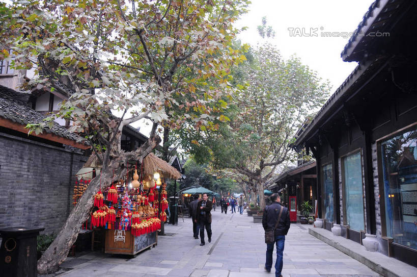 东方人,背部,走,横图,室外,白天,正面,购物,旅游,度假,消费,名胜古迹,植物,标志建筑,道路,地标,建筑,街道,路,公路,中国,亚洲,许多,游客,游人,悬挂,遗迹,盆栽,瓦片,房屋,墙,屋檐,屋子,建筑群,围墙,盆景,地面,交通,许多人,黄种人,古迹,文化,文物,娱乐,建设,商贩,传统,古建筑,檐,旅客,摊贩,民居,墙壁,墙面,树,树木,红色,绿色,天空,自然,工艺品,天,一群人,享受,休闲,旅游胜地,放松,金融,四川省,生长,成长,古朴,选购,贸易,古文明,东亚,四川,成都,成都市,中华人民共和国,省会,西南地区,民族文化,川,宽窄巷子,男人,男性,年轻男性,年轻女性,女人,女性,亚洲人,马路,步行,散步,走路,彩图,全身,房子,shsgf1