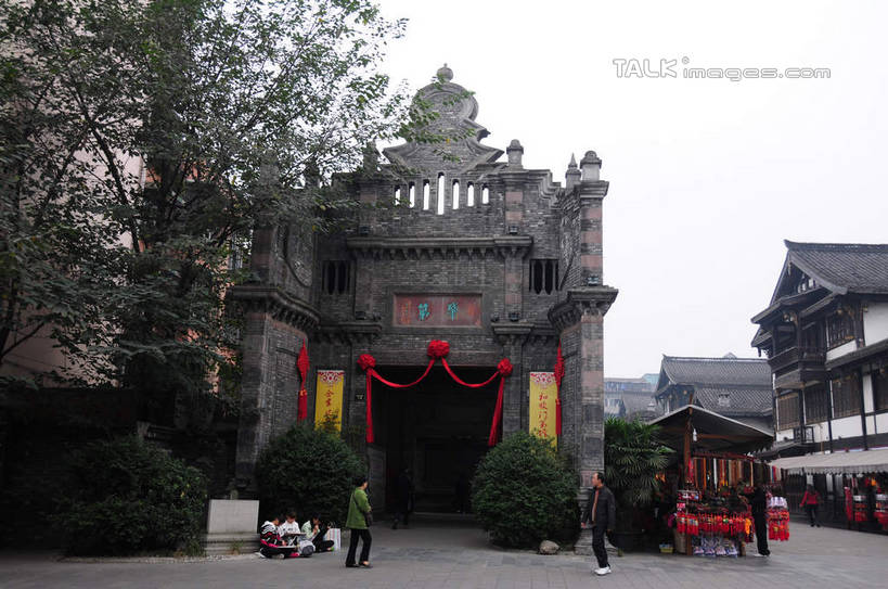 东方人,儿童,坐,走,横图,室外,白天,正面,旅游,度假,纯洁,名胜古迹,植物,标志建筑,道路,地标,建筑,街道,路,公路,中国,亚洲,五个人,游客,游人,悬挂,遗迹,装饰,盆栽,丝绸,丝带,瓦片,房屋,墙,屋檐,屋子,建筑群,围墙,盆景,地面,交通,许多人,黄种人,古迹,文化,文物,娱乐,建设,传统,古建筑,檐,旅客,民居,墙壁,墙面,绸带,树,树木,小孩,红色,绿色,天空,自然,天,一群人,享受,休闲,旅游胜地,放松,可爱,童年,童趣,四川省,生长,成长,华丽,修饰,点缀,古朴,写生,童真,古文明,东亚,烂漫,无邪,四川,成都,成都市,中华人民共和国,省会,西南地区,衬托,美观,雅致,雅观,民族文化,川,宽窄巷子,天真,男人,男性,女孩,女人,女性,中年男性,中年女性,亚洲人,孩子,马路,步行,画画,散步,走路,坐着,彩图,全身,房子,女生,shsgf1