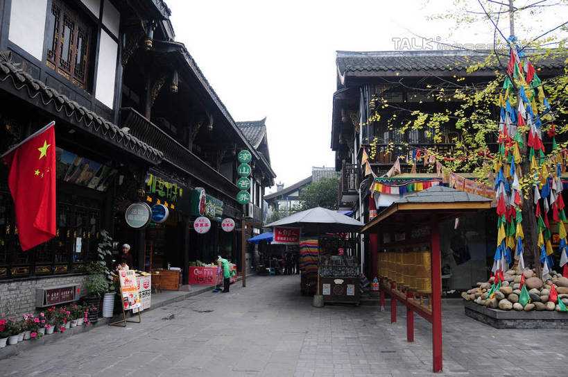 东方人,两个人,清洁工,站,横图,室外,白天,正面,旅游,度假,名胜古迹,植物,标志建筑,道路,地标,建筑,街道,路,指示牌,公路,旗帜,国旗,叶子,花盆,中国,亚洲,弯腰,悬挂,遗迹,盛开,标志,盆栽,文字,房屋,屋子,建筑群,盆景,地面,交通,花蕾,黄种人,古迹,文化,文物,娱乐,标识,红旗,建设,传统,古建筑,五星红旗,招牌,民居,花,花瓣,花朵,花卉,鲜花,树,树木,绿色,天空,自然,花束,天,花苞,花蕊,清洁,站着,享受,休闲,汉字,旅游胜地,放松,四川省,生长,成长,中文,古朴,清洁员,保洁员,扫地,古文明,东亚,四川,成都,成都市,中华人民共和国,省会,西南地区,弯身,民族文化,川,文殊坊,清洁人员,老年女性,年轻女性,女人,女性,亚洲人,清洁工人,旗,马路,站立,彩图,全身,房子,shsgf1