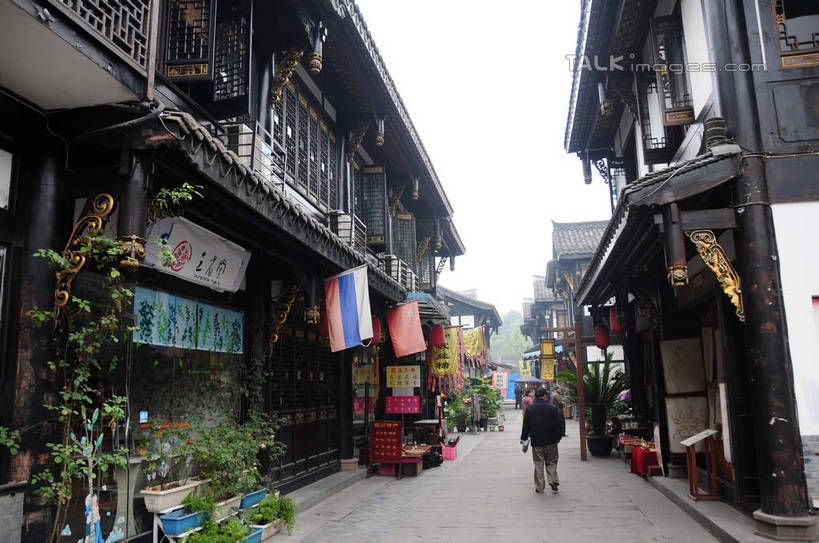东方人,走,横图,室外,白天,旅游,度假,名胜古迹,植物,窗户,标志建筑,道路,地标,建筑,街道,路,公路,旗帜,国旗,中国,亚洲,游客,游人,悬挂,遗迹,盆栽,瓦片,房屋,屋檐,屋子,建筑群,盆景,地面,交通,许多人,黄种人,古迹,文化,文物,娱乐,红旗,建设,传统,古建筑,五星红旗,檐,旅客,民居,背面,绿色,天空,自然,天,一群人,享受,休闲,旅游胜地,放松,四川省,生长,成长,古朴,古文明,东亚,四川,成都,成都市,中华人民共和国,省会,西南地区,民族文化,川,文殊坊,男人,男性,年轻男性,年轻女性,女人,女性,亚洲人,旗,马路,步行,散步,走路,彩图,全身,房子,shsgf1