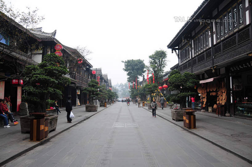 东方人,坐,走,横图,室外,白天,正面,旅游,度假,名胜古迹,植物,标志建筑,道路,地标,建筑,街道,路,指示牌,公路,中国,亚洲,游客,游人,悬挂,遗迹,标志,灯笼,盆栽,文字,房屋,屋子,建筑群,盆景,地面,交通,许多人,黄种人,古迹,文化,文物,娱乐,标识,建设,传统,古建筑,招牌,旅客,民居,树,树木,红色,绿色,天空,自然,天,一群人,享受,休闲,汉字,旅游胜地,放松,四川省,生长,成长,中文,古朴,古文明,东亚,四川,成都,成都市,中华人民共和国,省会,西南地区,民族文化,川,文殊坊,男人,男性,年轻男性,年轻女性,女人,女性,亚洲人,马路,步行,散步,走路,坐着,彩图,全身,房子,shsgf1