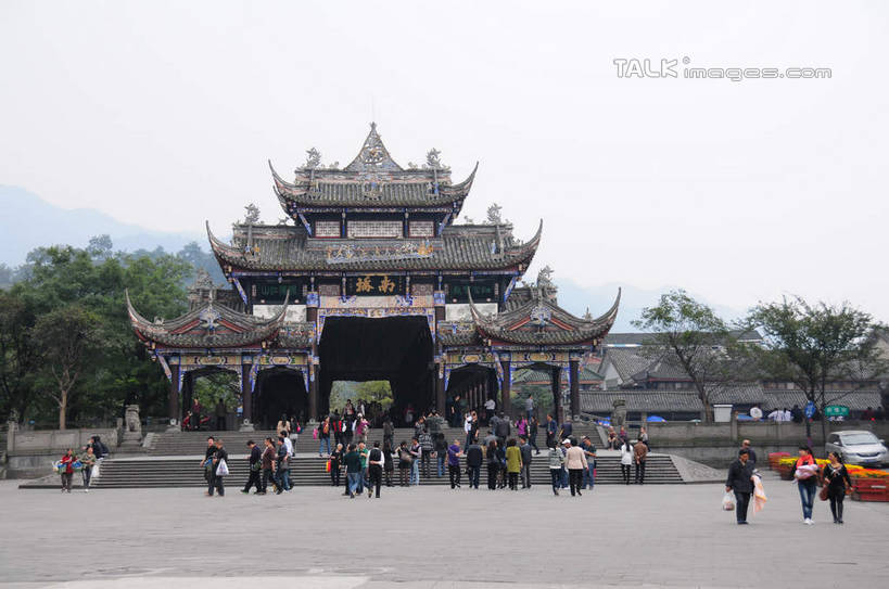 东方人,走,横图,室外,白天,正面,旅游,度假,名胜古迹,山,植物,标志建筑,道路,地标,建筑,街道,路,公路,都江堰,中国,亚洲,游客,游人,遗迹,瓦片,房屋,阶梯,亭子,屋檐,屋子,山峰,建筑群,地面,交通,山峦,许多人,古典,黄种人,古迹,文化,文物,娱乐,建设,传统,古建筑,檐,旅客,民居,台阶,树,树木,绿色,天空,自然,天,一群人,享受,休闲,旅游胜地,放松,四川省,生长,成长,古朴,古文明,东亚,四川,中华人民共和国,西南地区,民族文化,川,都江堰南桥,都江堰市,男人,男性,年轻男性,年轻女性,女人,女性,亚洲人,马路,步行,散步,走路,彩图,全身,房子,shsgf1