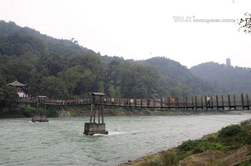 东方人,栏杆,走,横图,室外,白天,正面,旅游,度假,草地,草坪,河流,美景,山,山脉,树林,水,植物,都江堰,中国,亚洲,游客,游人,河水,景观,山峰,水流,围栏,桥,山峦,许多人,黄种人,娱乐,传统,护栏,旅客,栈桥,草,树,树木,绿色,天空,自然,群山,天,一群人,享受,休闲,景色,放松,四川省,生长,成长,人行桥,自然风光,古朴,东亚,四川,中华人民共和国,西南地区,川,都江堰市,岷江,男人,男性,年轻男性,年轻女性,女人,女性,亚洲人,步行,散步,走路,彩图,全身,shsgf1