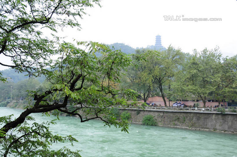 无人,栏杆,横图,室外,白天,正面,旅游,度假,草地,草坪,河流,美景,名胜古迹,山,树林,水,植物,标志建筑,地标,建筑,都江堰,中国,亚洲,河水,景观,山峰,水流,围栏,塔,山峦,古迹,文物,娱乐,建设,传统,古建筑,宝塔,护栏,草,树,树木,绿色,天空,自然,天,享受,休闲,旅游胜地,景色,放松,四川省,生长,成长,自然风光,古朴,古文明,东亚,四川,中华人民共和国,西南地区,川,都江堰市,彩图,shsgf1