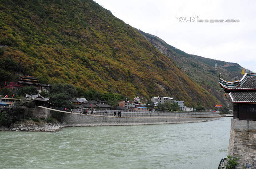 东方人,走,横图,室外,白天,正面,旅游,度假,草地,草坪,河流,美景,山,山脉,树林,水,植物,中国,亚洲,许多,游客,游人,房屋,屋子,河水,景观,山峰,水流,云,云朵,桥,山峦,许多人,云彩,黄种人,娱乐,楼房,旅客,草,树,树木,排列,绿色,天空,自然,群山,天,一群人,享受,休闲,景色,放松,四川省,生长,成长,人行桥,队列,自然风光,东亚,四川,泸定桥,甘孜藏族自治州,中华人民共和国,西南地区,川,甘孜,甘孜州,泸定县,男人,男性,年轻男性,年轻女性,女人,女性,亚洲人,步行,散步,走路,彩图,全身,房子,shsgf1