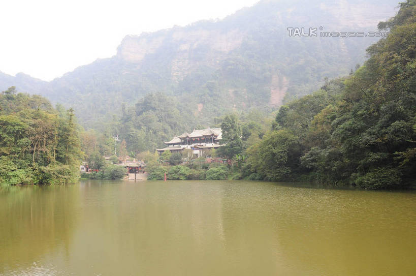 无人,横图,室外,白天,正面,旅游,度假,草地,草坪,河流,美景,山,山脉,树林,水,植物,雾,都江堰,青城山,中国,亚洲,阴影,朦胧,模糊,光线,影子,房屋,屋子,河水,景观,山峰,水流,山峦,娱乐,楼房,草,树,树木,绿色,倒影,天空,阳光,自然,群山,天,享受,休闲,景色,放松,四川省,生长,成长,迷雾,自然风光,东亚,四川,中华人民共和国,西南地区,川,都江堰风景区,都江堰市,彩图,房子,shsgf1