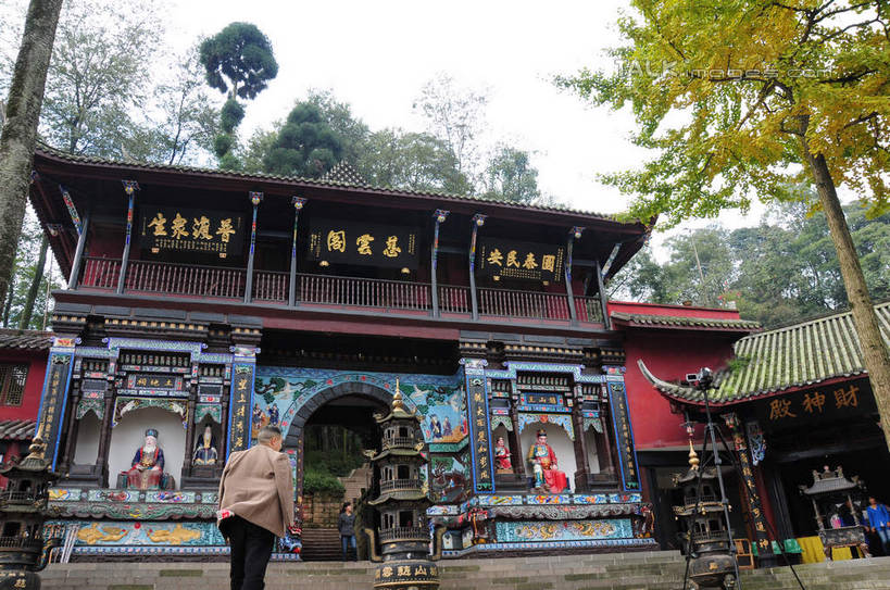 东方人,两个人,寺庙,站,横图,室外,白天,旅游,度假,草地,草坪,美景,山,树林,植物,雕塑,都江堰,青城山,中国,亚洲,游客,游人,节日,艺术,装饰,标志,雕刻,雕像,泥塑,瓦片,文字,香炉,屋檐,景观,山峰,摄像机,山峦,古典,燃烧,黄种人,文化,娱乐,标识,檐,旅客,草,树,树木,背面,黄色,绿色,天空,自然,香火,工艺品,庙宇,天,祈祷,站着,享受,休闲,健康,金色,汉字,景色,放松,摄像,许愿,摄影,宗教,信仰,四川省,生长,成长,摄影机,纪念,祈求,美术,固定,中文,自然风光,主题,录像,陈列,东亚,四川,中华人民共和国,西南地区,功能,美学,川,慈云阁,都江堰风景区,都江堰市,平安,男人,男性,女人,女性,中年男性,中年女性,亚洲人,站立,彩图,全身,庙,寺,shsgf1