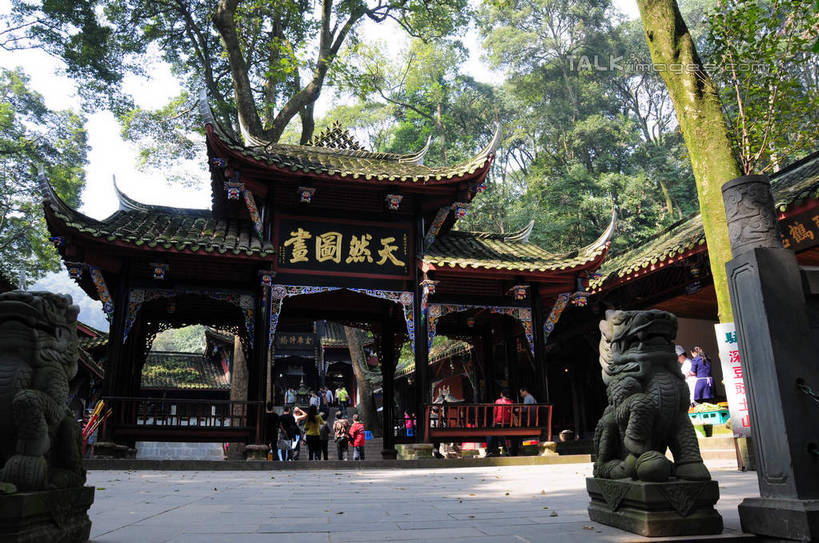 东方人,寺庙,栏杆,坐,走,横图,室外,白天,正面,旅游,度假,草地,草坪,美景,山,树林,植物,雕塑,都江堰,青城山,中国,亚洲,游客,游人,阴影,节日,艺术,装饰,光线,标志,雕刻,雕像,文字,影子,景观,山峰,围栏,山峦,许多人,燃烧,黄种人,文化,娱乐,标识,护栏,石狮子,石雕,旅客,草,树,树木,黄色,绿色,天空,阳光,自然,香火,工艺品,庙宇,天,祈祷,一群人,享受,休闲,健康,金色,汉字,景色,放松,许愿,宗教,信仰,四川省,生长,成长,纪念,祈求,美术,中文,自然风光,主题,陈列,东亚,四川,中华人民共和国,西南地区,功能,美学,川,都江堰风景区,都江堰市,平安,男人,男性,年轻男性,年轻女性,女人,女性,亚洲人,步行,散步,走路,坐着,彩图,全身,庙,寺,shsgf1