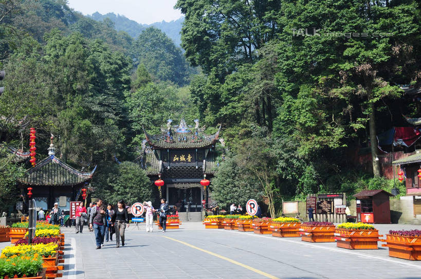 东方人,走,横图,室外,白天,正面,旅游,度假,草地,草坪,美景,山,树林,植物,道路,路,公路,叶子,都江堰,青城山,中国,亚洲,一排,许多,游客,游人,悬挂,整齐,盛开,标志,灯笼,花坛,文字,景观,山峰,交通,山峦,许多人,花蕾,黄种人,娱乐,标识,旅客,草,花,花瓣,花朵,花卉,鲜花,树,树木,排列,黄色,红色,绿色,自然,花丛,花束,花苞,花蕊,一群人,享受,休闲,金色,汉字,景色,放松,四川省,生长,成长,队列,中文,自然风光,东亚,四川,中华人民共和国,西南地区,川,都江堰风景区,都江堰市,男人,男性,年轻男性,年轻女性,女人,女性,亚洲人,马路,步行,散步,走路,彩图,全身,shsgf1