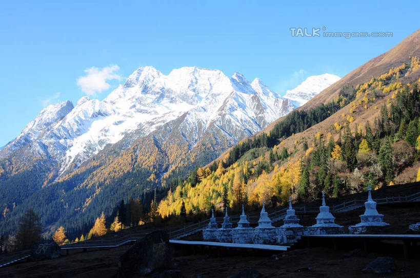 无人,横图,室外,白天,正面,旅游,度假,草地,草坪,美景,山,树林,雪,雪山,植物,大雪,中国,亚洲,一排,许多,阴影,节日,整齐,光线,影子,阶梯,积雪,景观,山峰,雪景,云,云朵,冬天,山峦,云彩,文化,娱乐,台阶,草,树,树木,排列,蓝色,绿色,白云,蓝天,天空,阳光,自然,天,祈祷,享受,休闲,健康,石阶,景色,放松,许愿,宗教,信仰,四川省,生长,成长,纪念,祈求,队列,自然风光,舍利塔,东亚,四川,阿坝,中华人民共和国,西南地区,阿坝藏族羌族自治州,阿坝州,川,双桥沟,四姑娘山,平安,彩图,shsgf1