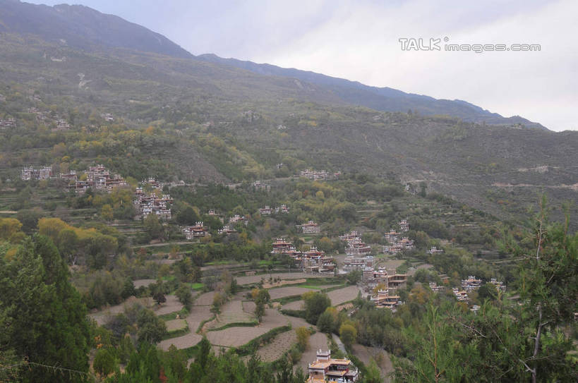 无人,家,横图,俯视,室外,白天,旅游,度假,草地,草坪,美景,山,树林,植物,中国,亚洲,许多,房屋,屋子,景观,山峰,云,云朵,山峦,云彩,文化,娱乐,楼房,民居,住宅,草,树,树木,排列,绿色,蓝天,天空,自然,天,享受,休闲,景色,放松,四川省,生长,成长,队列,自然风光,东亚,四川,丹巴,甘孜藏族自治州,中华人民共和国,西南地区,民族文化,川,丹巴县,甘孜,甘孜州,甲居藏寨,彩图,高角度拍摄,房子,shsgf1