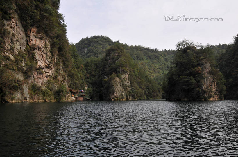 无人,横图,室外,白天,正面,旅游,度假,湖,湖泊,美景,山,水,植物,照明,张家界,中国,亚洲,吊挂,悬挂,灯笼,纸灯笼,湖面,景观,山峰,水流,水面,悬崖,山峦,挂,娱乐,树,树木,绿色,天空,自然,灯具,湖水,天,享受,休闲,景色,放松,生长,成长,照亮,波光粼粼,照明设备,自然风光,东亚,湖南,湖南省,中华人民共和国,绝壁,华中地区,湘,张家界市,武陵源区,宝峰湖,彩图,shsgf1
