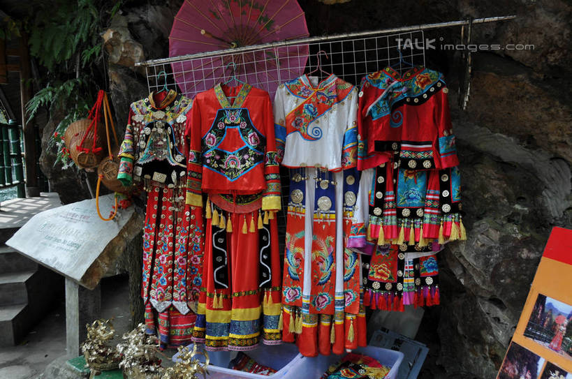 无人,横图,照片,室外,白天,正面,民族服装,幸福,石头,山,植物,静物,张家界,中国,亚洲,许多,吊挂,悬挂,花纹,服装,装饰,伞,石子,图案,雨伞,纸伞,阶梯,山峰,山峦,古典,挂,油纸伞,文化,阳伞,台阶,树,树木,衣服,绿色,天空,自然,天,金融,服饰,生长,成长,纪念,华丽,修饰,吉祥,点缀,衣着,穿着,古朴,销售,五彩缤纷,贸易,东亚,湖南,湖南省,中华人民共和国,衬托,美观,雅致,雅观,华中地区,湘,张家界市,衣饰,武陵源区,宝峰湖,平安,石块,岩石,彩图,传统服装,民俗服,shsgf1