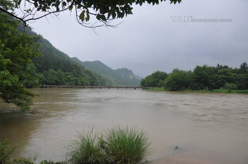 无人,横图,室外,白天,正面,旅游,度假,河流,美景,山,山脉,水,植物,中国,亚洲,河水,景观,山峰,水流,乌云,云,阴天,云朵,桥,山峦,云彩,娱乐,石桥,浙江,栈桥,树,树木,浙江省,绿色,倒影,天空,自然,群山,天,享受,休闲,景色,放松,生长,成长,人行桥,倒映,昏暗,阴沉,自然风光,东亚,浑浊,中华人民共和国,华东地区,浙,丽水,丽水市,反照,缙云,缙云县,鼎湖峰,仙都,仙都风景名胜区,彩图,shsgf1