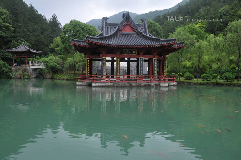 无人,栏杆,横图,室外,白天,正面,旅游,度假,湖,湖泊,美景,山,山脉,水,植物,鲤鱼,中国,亚洲,许多,吊挂,悬挂,鱼,标志,牌匾,瓦片,文字,字符,亭子,屋檐,湖面,景观,山峰,水流,水面,围栏,山峦,挂,娱乐,标识,鱼类,浙江,护栏,檐,树,树木,浙江省,红色,绿色,倒影,自然,凉亭,湖水,群山,享受,休闲,金色,汉字,景色,放松,生长,成长,游动,倒映,中文,自然风光,东亚,中华人民共和国,华东地区,浙,国文,华文,丽水,丽水市,反照,缙云,缙云县,鼎湖峰,仙都,仙都风景名胜区,驭龙亭,鲤子,鲤拐子,彩图,shsgf1